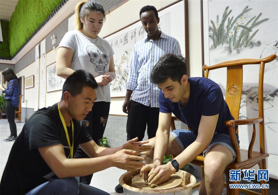 （文化）（1）外国留学生赴甘肃进行文化交流