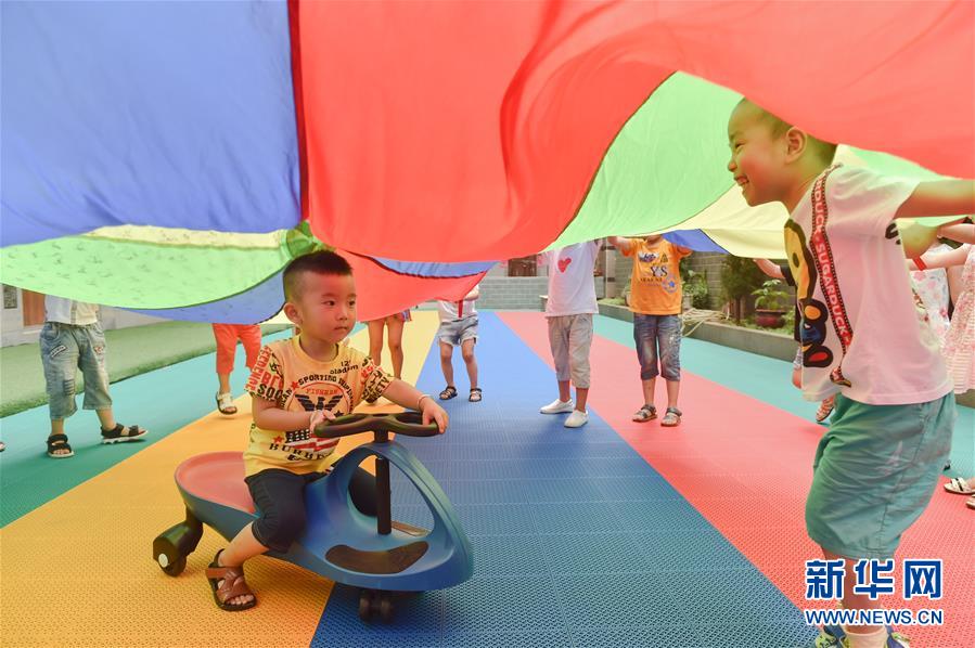 (新华视点·图片版)(1)走出工厂的童年