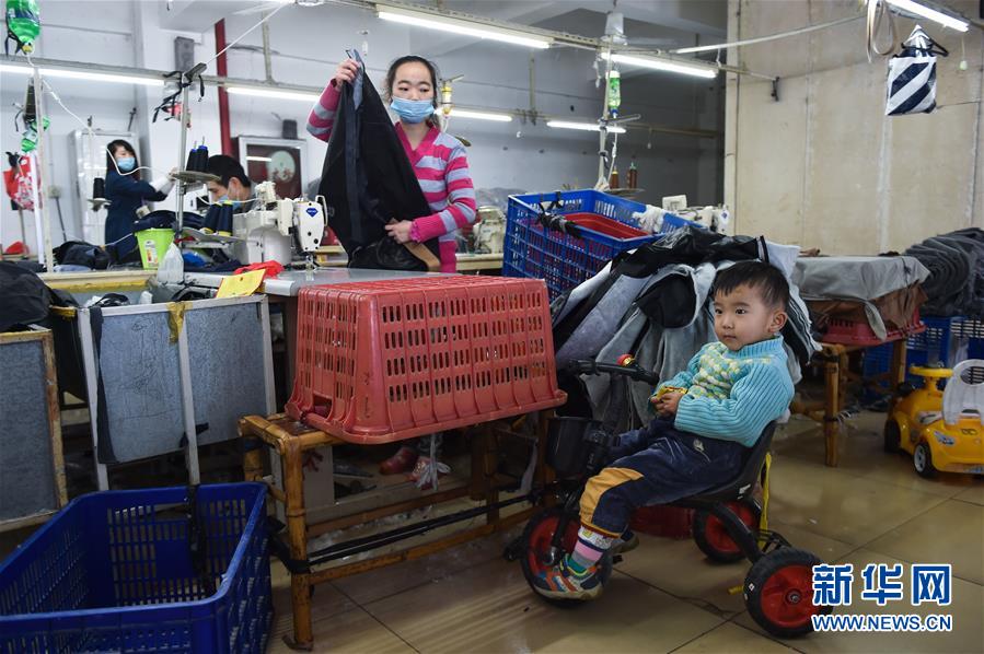 （新华视点&middot;图片版）（5）走出工厂的童年