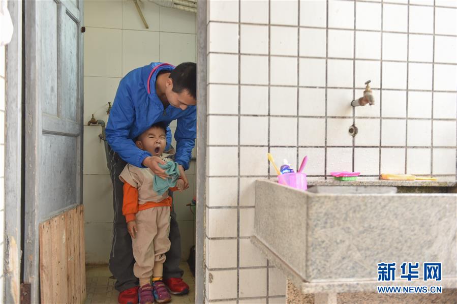 （新华视点&middot;图片版）（8）走出工厂的童年