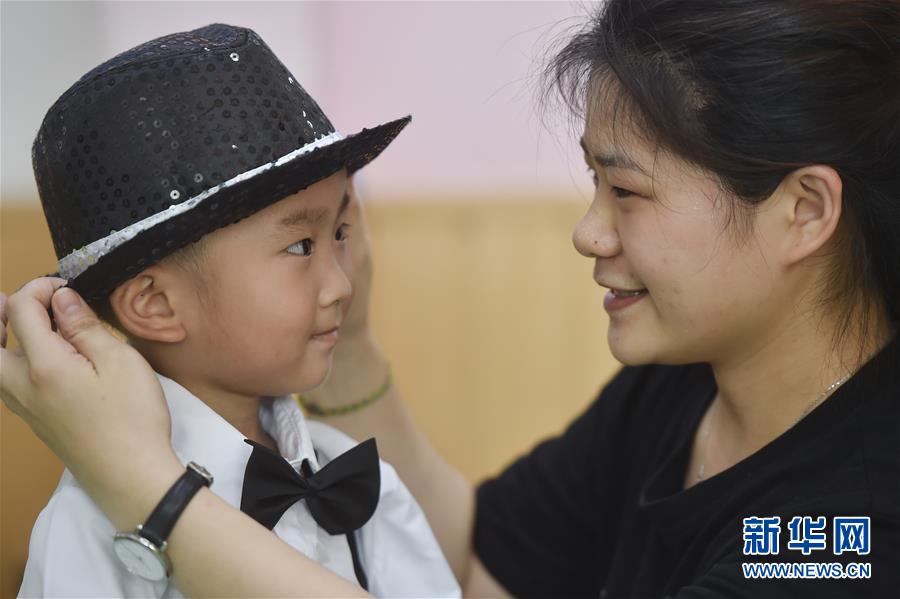 （新华视点&middot;图片版）（13）走出工厂的童年