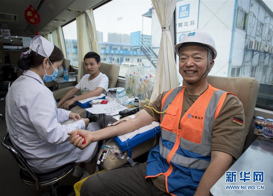 （新华网）（1）武汉：建筑工地上的献血工人