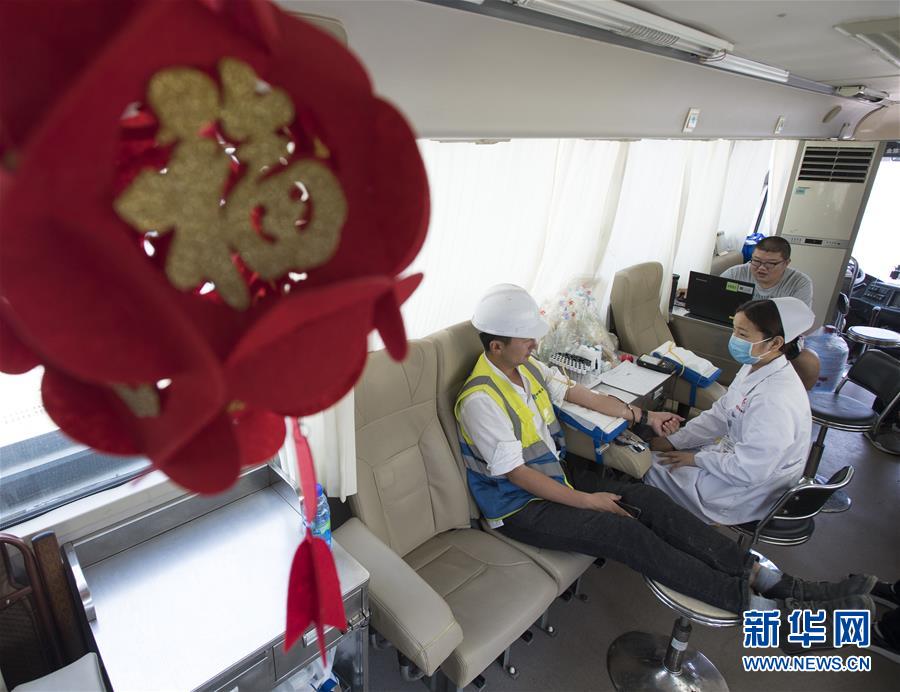 （新华网）（2）武汉：建筑工地上的献血工人