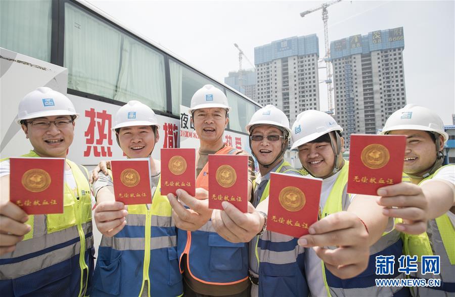 （新华网）（3）武汉：建筑工地上的献血工人