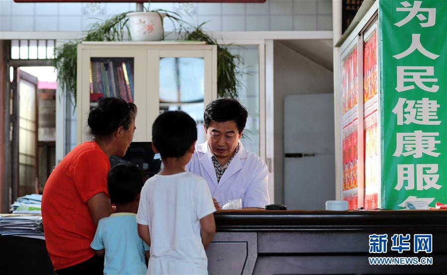 （图片故事）（1）&ldquo;大漠村医&rdquo;梁春荣