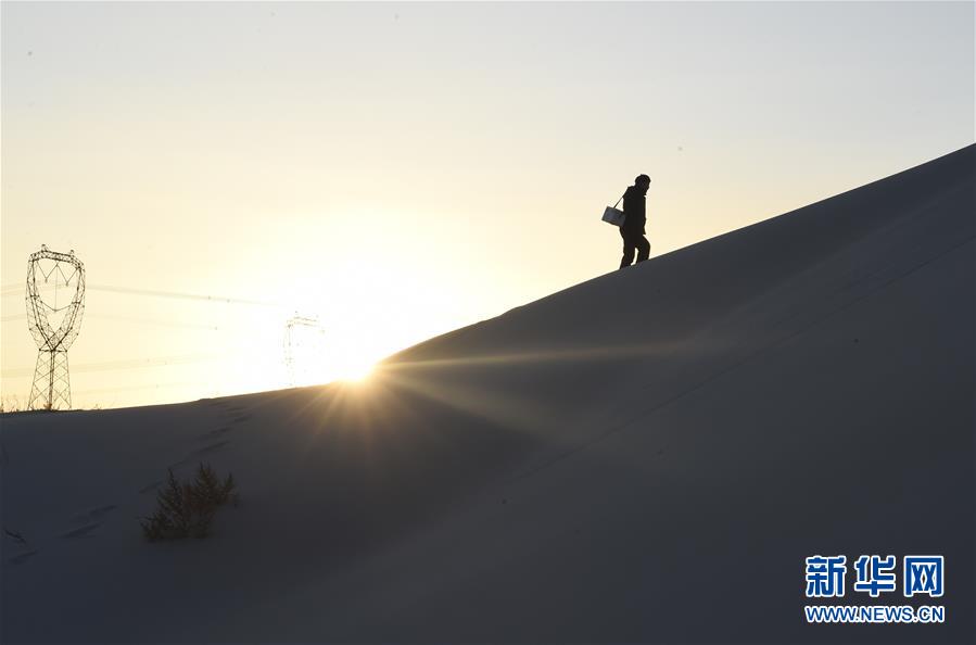 （图片故事）（2）&ldquo;大漠村医&rdquo;梁春荣
