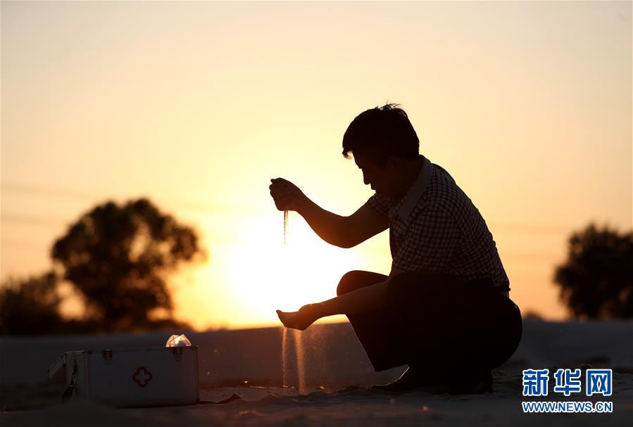 （图片故事）（3）&ldquo;大漠村医&rdquo;梁春荣