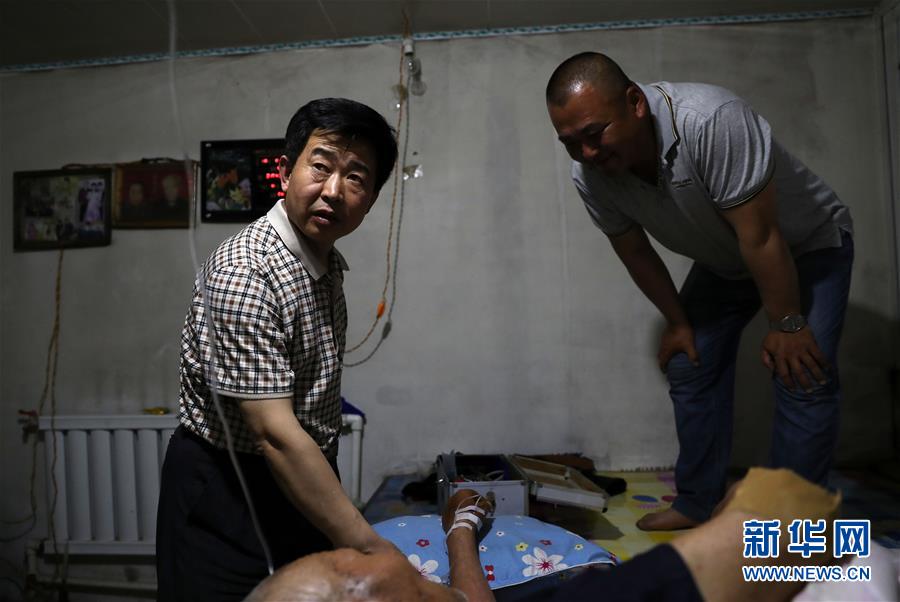 （图片故事）（4）&ldquo;大漠村医&rdquo;梁春荣