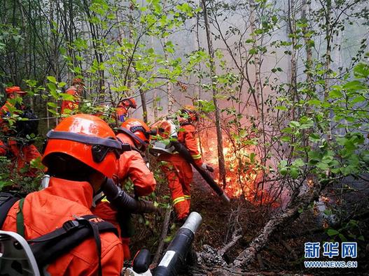 （XHDW）（1）内蒙古大兴安岭原始林区雷击火蔓延 近4000人赶赴火场扑救