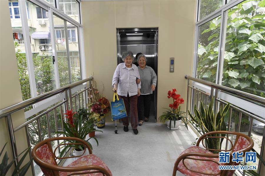 浙江杭州:老小区加装电梯 方便老人起居