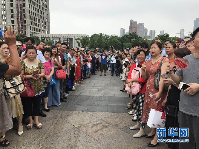 2018高考直播:孩子,加油!我在考场外等着你