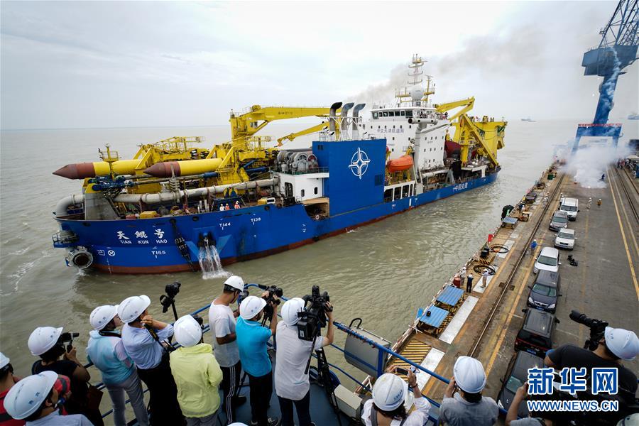 （經濟）（2）中國自主設計建造重型挖泥船“天鯤號”出港海試 