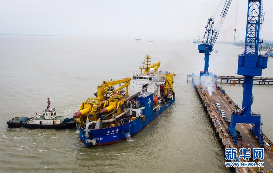（經濟）（3）中國自主設計建造重型挖泥船“天鯤號”出港海試 