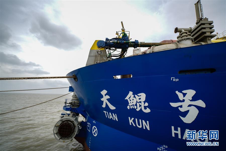 （经济）（4）中国自主设计建造重型挖泥船“天鲲号”出港海试 