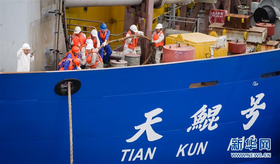 （经济）（5）中国自主设计建造重型挖泥船“天鲲号”出港海试 