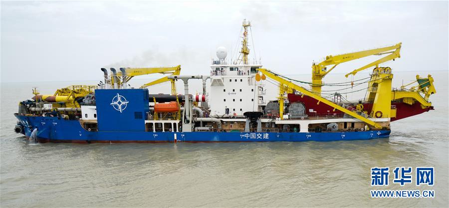 （經濟）（6）中國自主設計建造重型挖泥船“天鯤號”出港海試 
