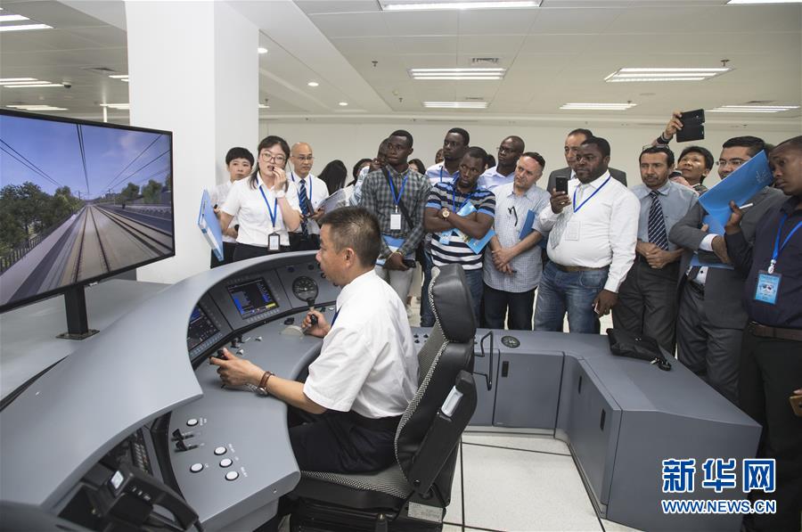 (社会)(1)13国“老外”进“高铁驾校”