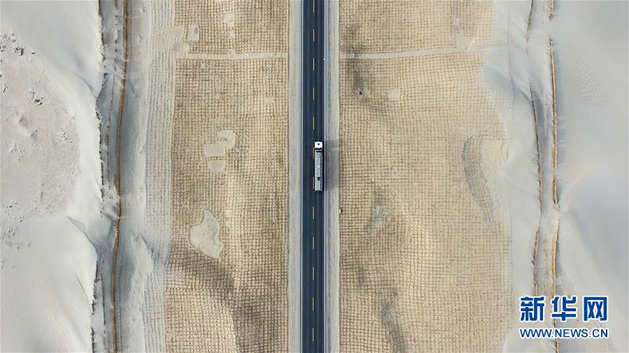 （壮阔东方潮 奋进新时代&mdash;&mdash;庆祝改革开放40年）（4）公路在&ldquo;死亡之海&rdquo;里延伸