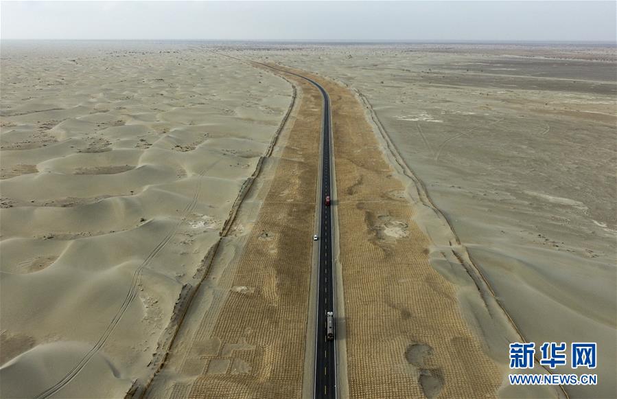 （壮阔东方潮 奋进新时代&mdash;&mdash;庆祝改革开放40年）（5）公路在&ldquo;死亡之海&rdquo;里延伸