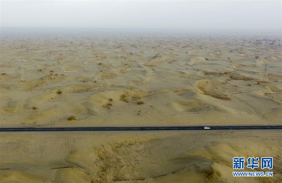 （壮阔东方潮 奋进新时代&mdash;&mdash;庆祝改革开放40年）（6）公路在&ldquo;死亡之海&rdquo;里延伸