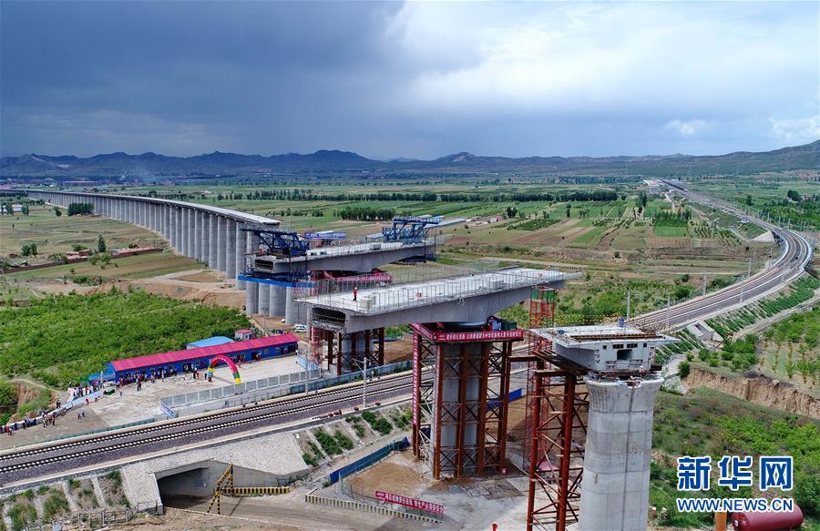（经济）（1）京张高铁崇礼支线跨唐呼铁路桥连续梁双转体成功