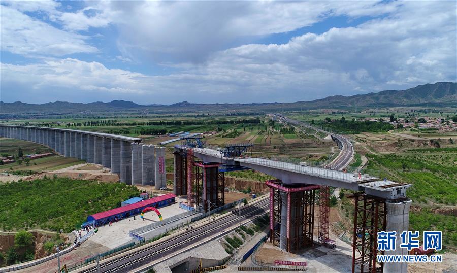 （经济）（2）京张高铁崇礼支线跨唐呼铁路桥连续梁双转体成功