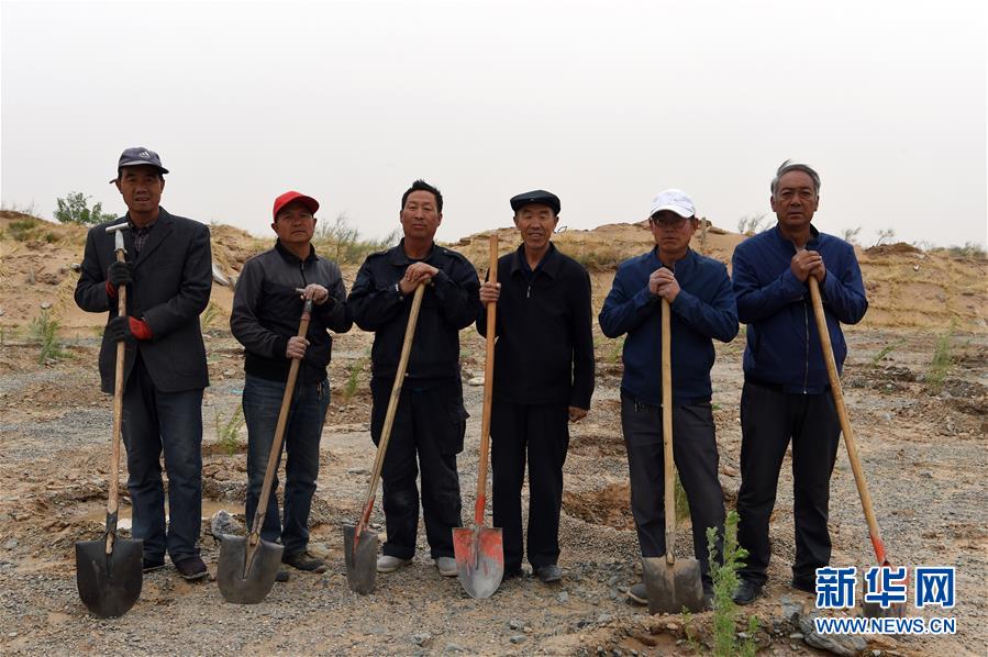 (新华全媒头条·图文互动)(2)三代人与一片沙