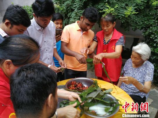 包粽子学书法河北外国留学生与志愿者陪老人共度端午