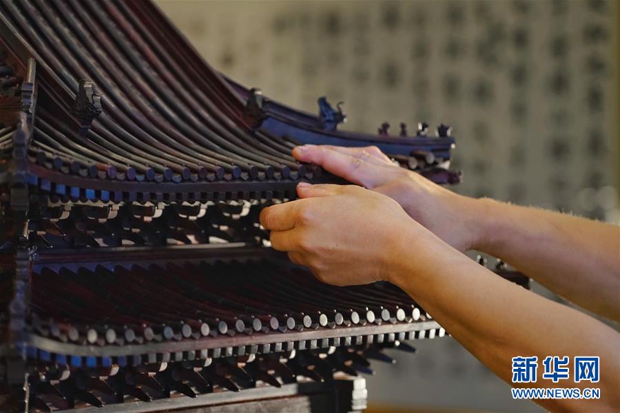 （社会）（5）河北大城民间匠人手工打造故宫角楼模型