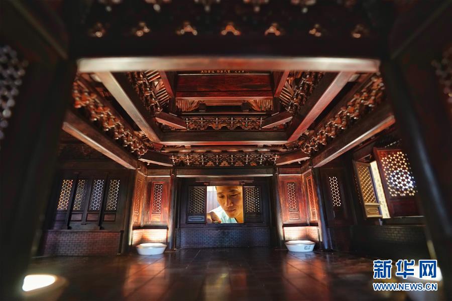 （社会）（4）河北大城民间匠人手工打造故宫角楼模型