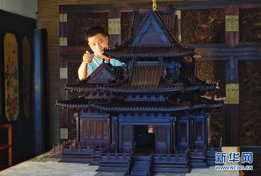 （社会）（2）河北大城民间匠人手工打造故宫角楼模型