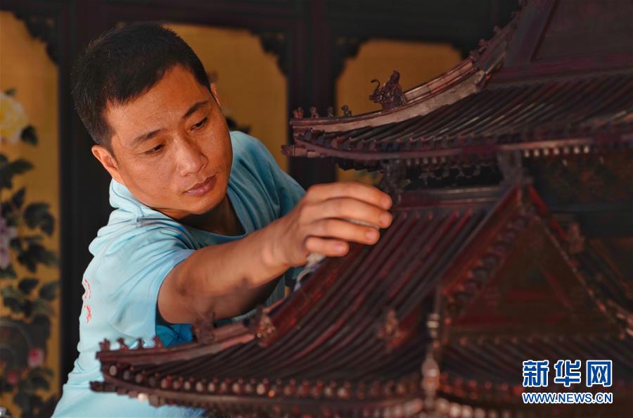 （社会）（3）河北大城民间匠人手工打造故宫角楼模型