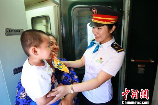 图为列车员为旅客提供服务。(中国铁路哈尔滨局集团有限公司提供)
