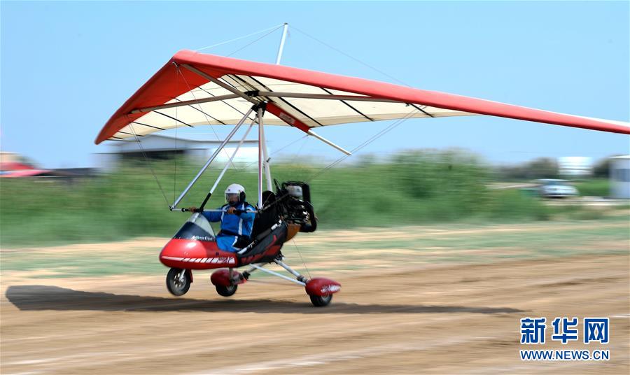 （图片故事）（5）从&ldquo;田间&rdquo;飞向&ldquo;蓝天&rdquo;&mdash;&mdash;农民刘亦兵的飞行梦
