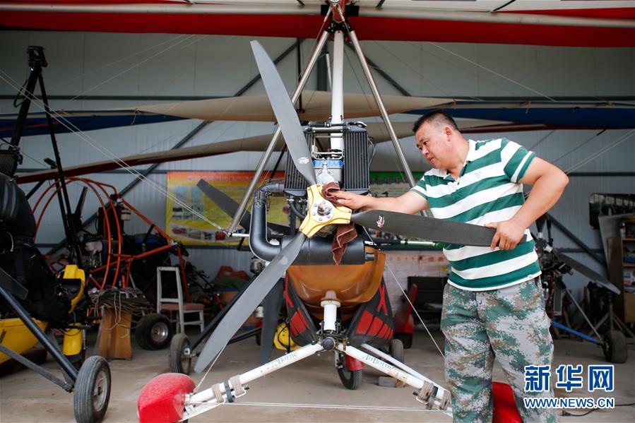 （图片故事）（6）从&ldquo;田间&rdquo;飞向&ldquo;蓝天&rdquo;&mdash;&mdash;农民刘亦兵的飞行梦