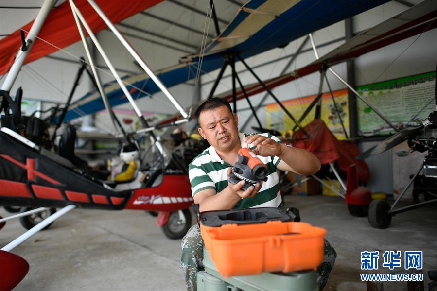 （图片故事）（7）从&ldquo;田间&rdquo;飞向&ldquo;蓝天&rdquo;&mdash;&mdash;农民刘亦兵的飞行梦