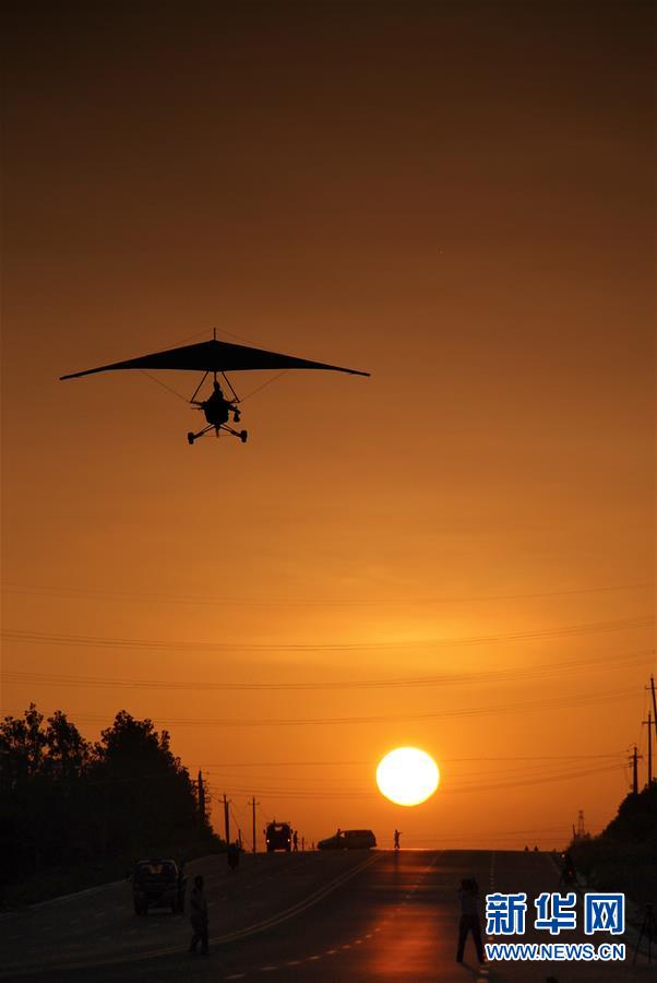 （图片故事）（12）从&ldquo;田间&rdquo;飞向&ldquo;蓝天&rdquo;&mdash;&mdash;农民刘亦兵的飞行梦