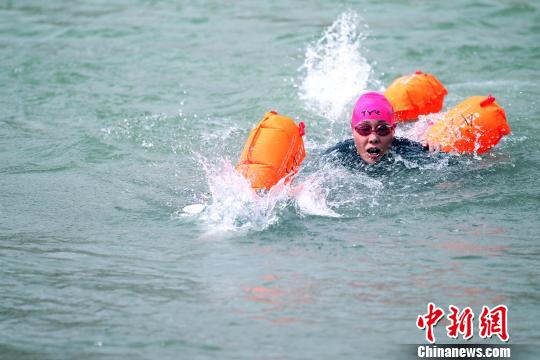 中外&ldquo;泳士&rdquo;用尽气力极限抢渡黄河