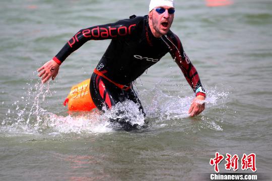 图为登岸的外国选手。　张添福 摄
