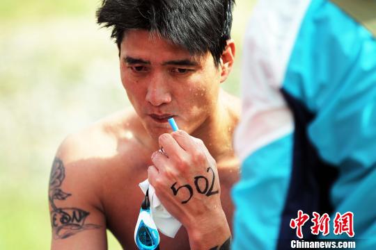 图为选手上岸后吸氧。　张添福 摄