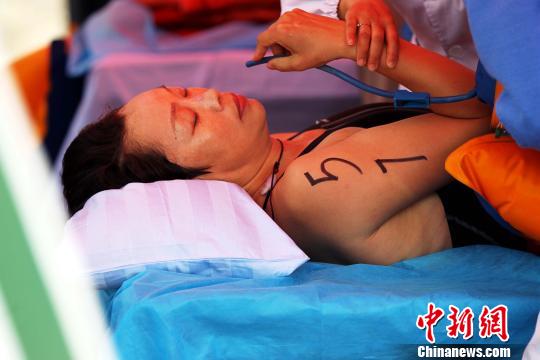 图为选手在医疗点吸氧。　张添福 摄