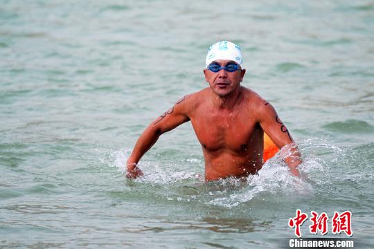 图为登岸的选手。　张添福 摄