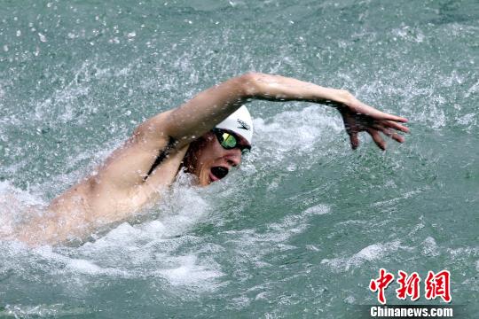 赛事水质为国家I级，水面海拔1800米，水深3.6米，最高流速3.3米/秒，水下温度约11.6摄氏度。　张添福 摄