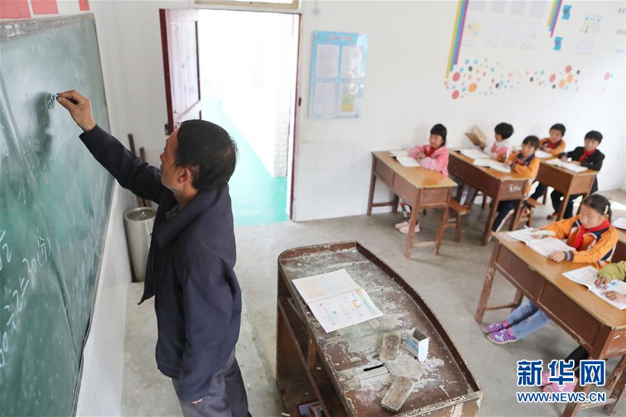 (新华全媒头条·图文互动)(2)崖壁上绽放的缫丝花——记贵州乡村教师杨绍书41年坚守见证苗寨变迁