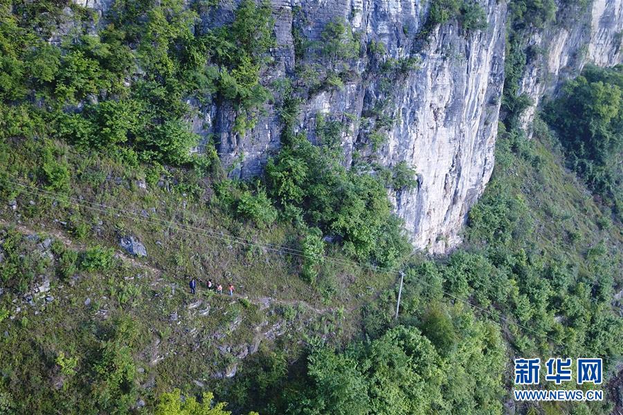 (新华全媒头条·图文互动)(3)崖壁上绽放的缫丝花——记贵州乡村教师杨绍书41年坚守见证苗寨变迁