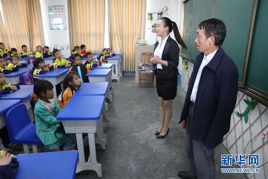 (新华全媒头条·图文互动)(4)崖壁上绽放的缫丝花——记贵州乡村教师杨绍书41年坚守见证苗寨变迁