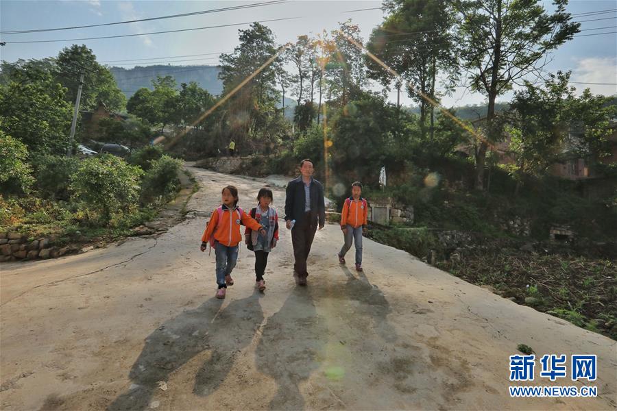 (新华全媒头条·图文互动)(10)崖壁上绽放的缫丝花——记贵州乡村教师杨绍书41年坚守见证苗寨变迁