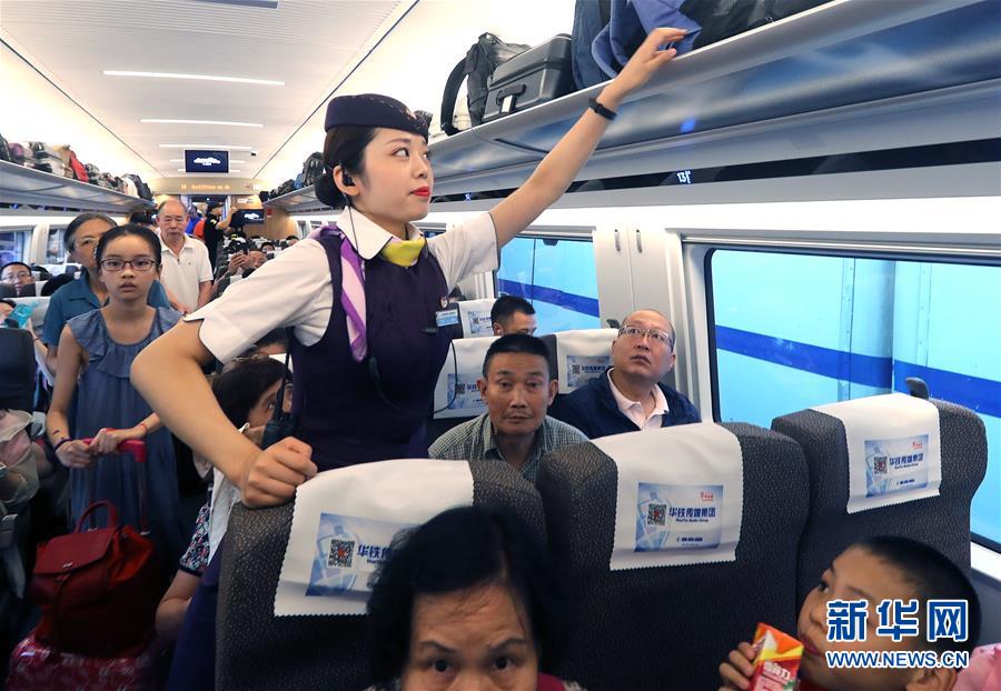 （经济）（10）长编组&ldquo;复兴号&rdquo;动车组亮相京沪高铁