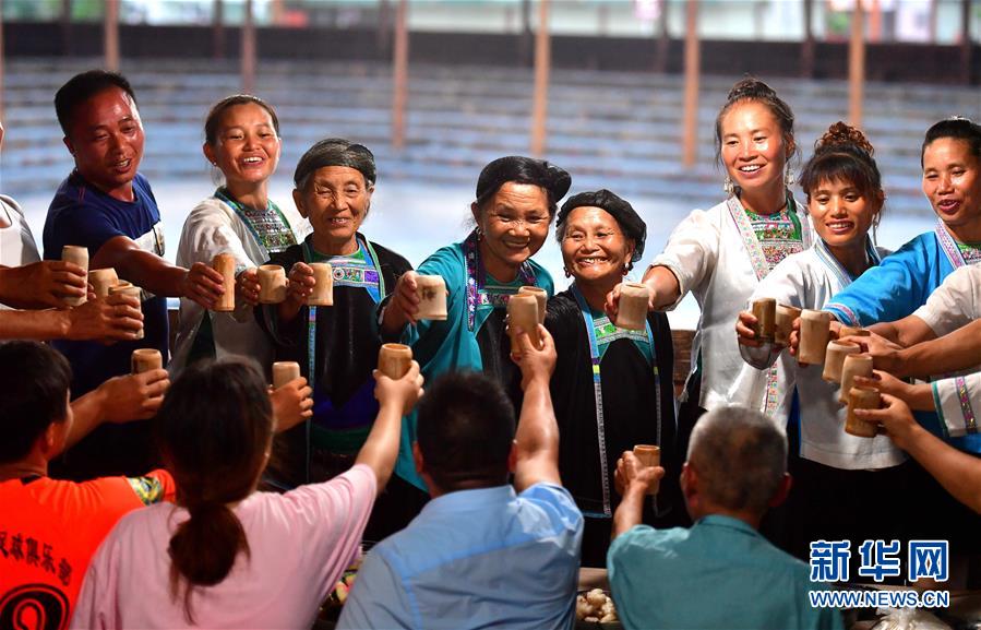 (社会)(1)苗山脱贫影像志——把苗寨搬进景区 让贫困户住进城里