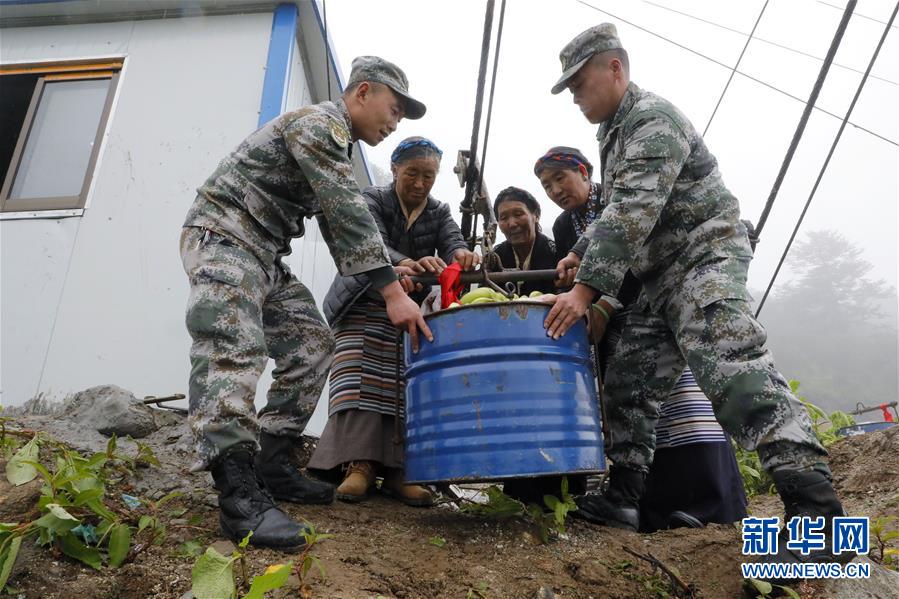 （图文互动）（2）特写：“八一”礼物，飞向云端哨所